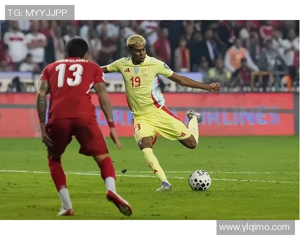 那位足球明星错失机会踢中横梁令人遗憾的瞬间解析